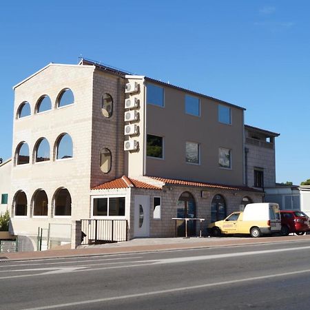 Apartments Mario With Private Parking Makarska Exterior foto