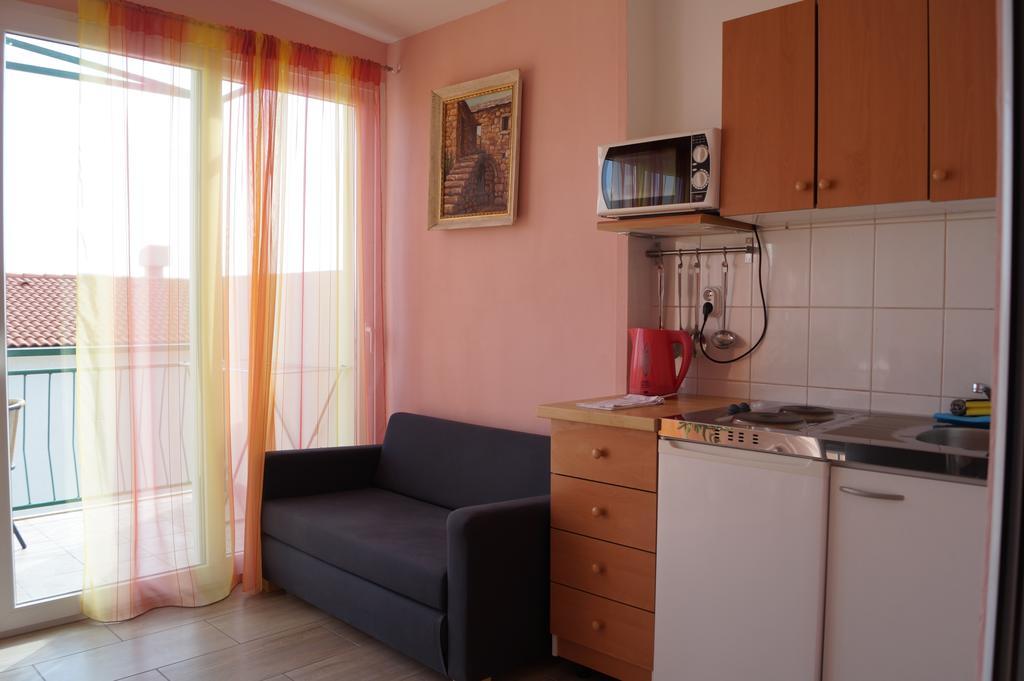 Apartments Mario With Private Parking Makarska Exterior foto