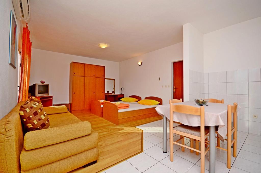Apartments Mario With Private Parking Makarska Exterior foto