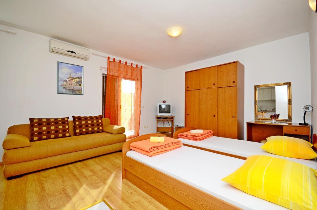Apartments Mario With Private Parking Makarska Exterior foto