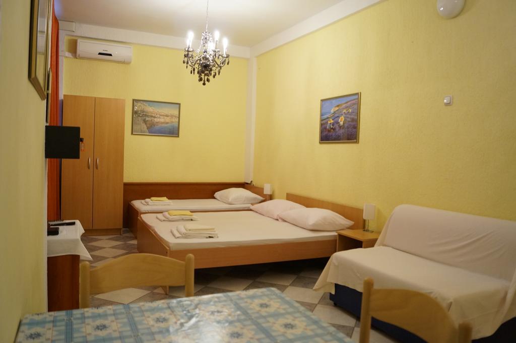 Apartments Mario With Private Parking Makarska Exterior foto