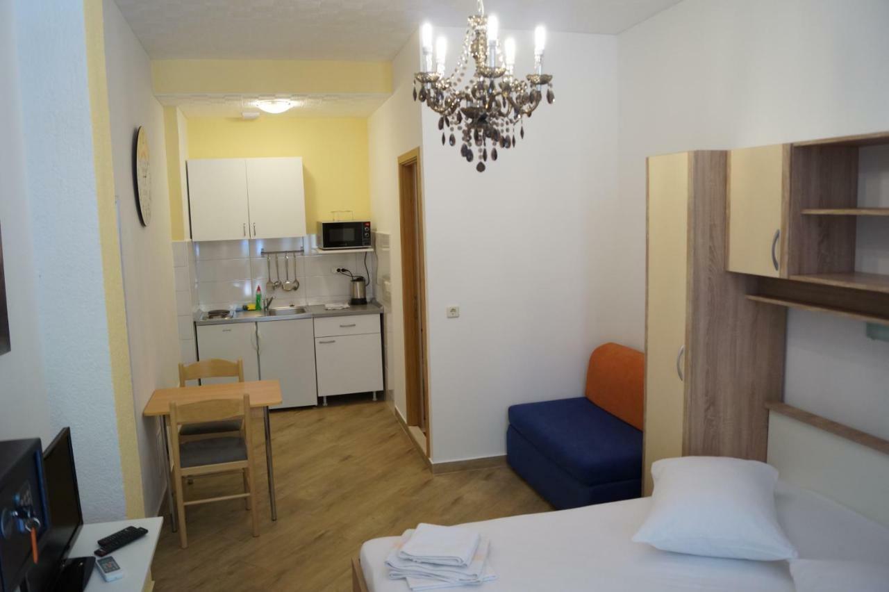Apartments Mario With Private Parking Makarska Exterior foto